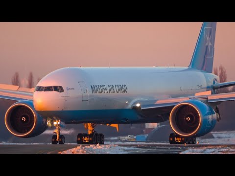 BOEING 777 LANDING with the MOON RISING during SUNSET (4K)