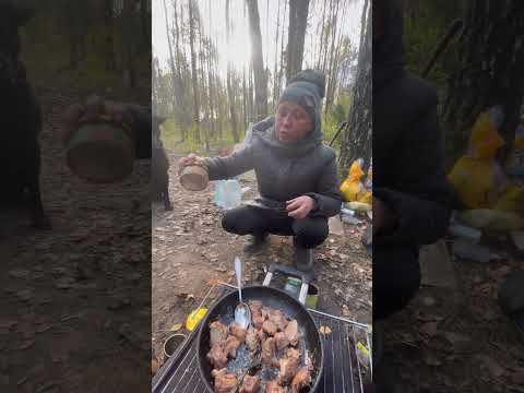 Бомжи едят икру с шашлыком каждый день. Мусорщик. #прикол #леснойгородок #лесной #поселок