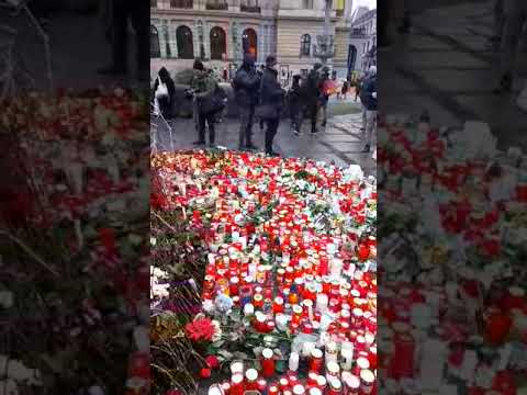 Μνημείο για τους 14 νεκρούς έξω σπο το πανεπιστήμιο στην Πράγα | CNN Greece