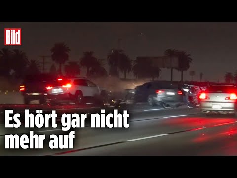 Massenkarambolage auf Autobahn: Ein Auto kracht ins nächste