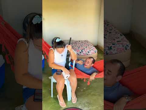 Ela viu ele vendo foto de mulher pelada.