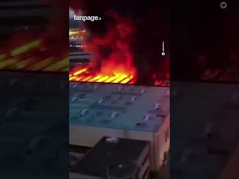 Gigantesco incendio a Milano: la colonna di fumo nero è visibile a chilometri di distanza