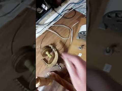 Пряду шерсть собак. Ссучиваю две ниточки   на прялках с большими катушками.