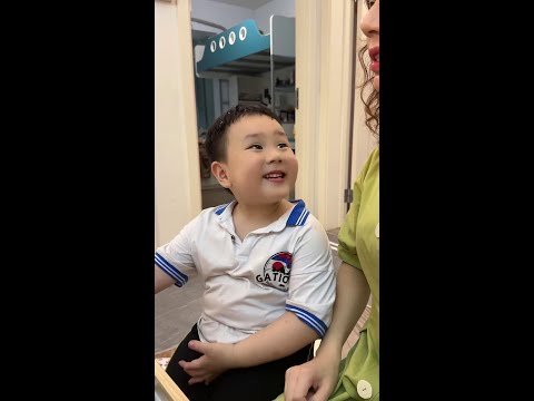 我都打扮这么美了，胖晨怎么就画成那样了，水平也真是太差了#亲子搞笑#萌娃#人类幼崽成长记