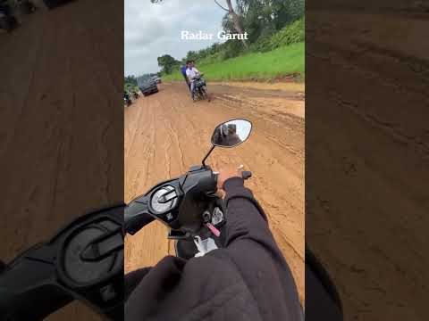 Momen Pemotor Yang Niat Nolongin Yang Jatuh Karena Jalan Licin, Tapi Endingnya Malah Ikutan Jatuh