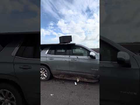 Camionetas blindadas abandonadas en la carretera que conduce a El Tamarindo