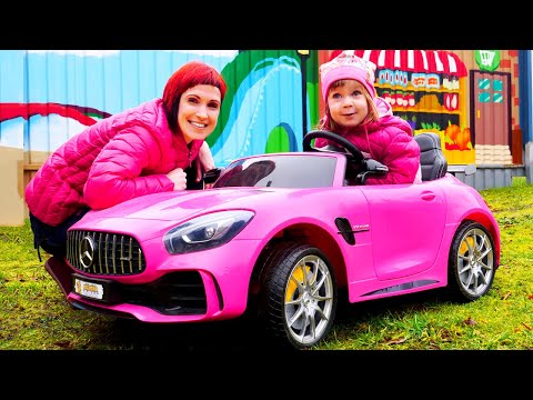 Video e canzoni educativi per bambini. Al parco giochi con la macchinina giocattolo.
