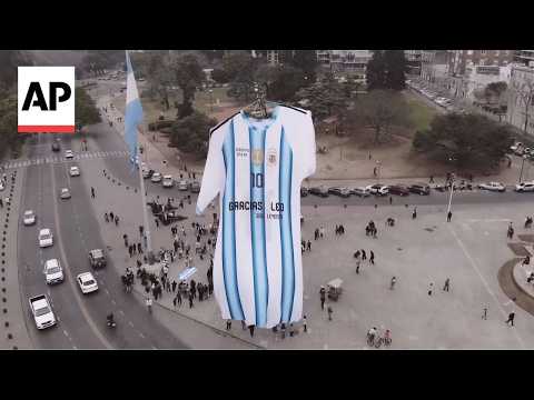 Argentina fans unfurl a giant Messi jersey ahead of World Cup final vs Spain