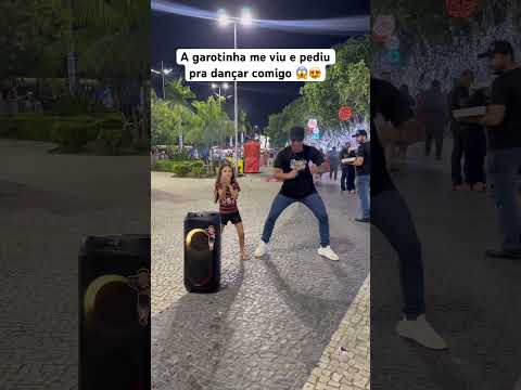 E a mãe dela gravando e gritando toda empolgada kkk