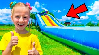 Nastya dan Evelyn bermain di luar dengan trampolin besar