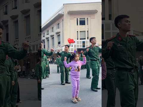 Em bé nhảy cùng các chú bộ đội tại phố đi bộ Hồ Gươm #shorts #chubodoi #bodoi #bodoicuho #mamnon
