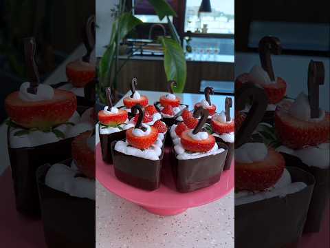 통째로 들고먹는  초코 컵케이크 대량생산🥰2월 생일이신분들 축하드려요 🎂 #청담언니 #요리하는메이크업아티스트 #shorts