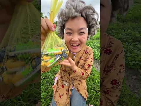 Cậu bé tốt bụng đi mua kẹo mút chong chóng bất ổn #shorts