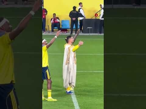 رونالدو يلبس العباءة العربية احتفالاً بالفوز على الحزم في الدوري السعودي