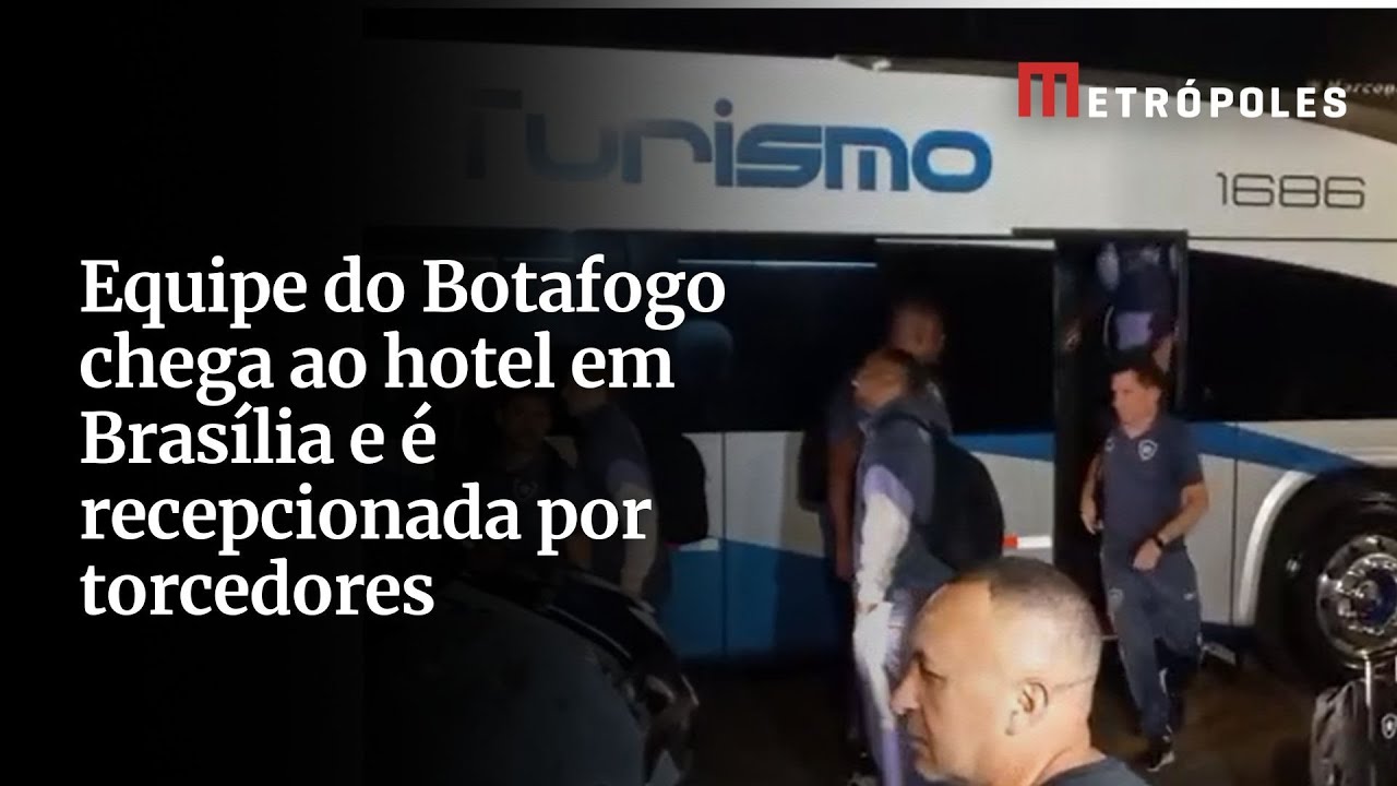 Equipe do Botafogo chega ao hotel em Brasília e é recepcionada por torcedores