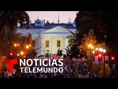 Miles de personas celebran con cantos y bailes en la capital del país