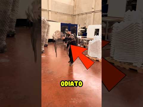 Ha Creato una Sedia Più Dura dell’Acciaio… e Musk è Furioso 🤣