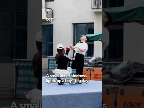 A small act of kindness lights up a boy's big day #CoolChina