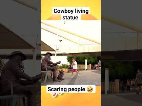 scaring people, cowboy living statue 🤣 🤣 🤣