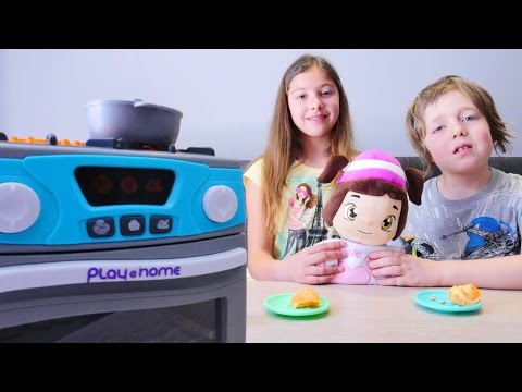 Evcilik oyunu. Leliko yemek yiyor. Çocuk videoları