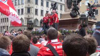 Bayern Fans tanzen Humba am Marienplatz (CL Finale 2013)