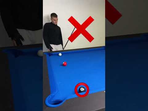 Pool lesson: why a beginner plays this shot wrong! 🆘 VS what an expert does ✅ #billiards  #shorts