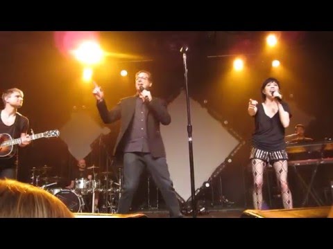 Bob Saget Joined Carly Rae Jepsen On Stage To Sing The Fuller House Theme Song -- Watch!