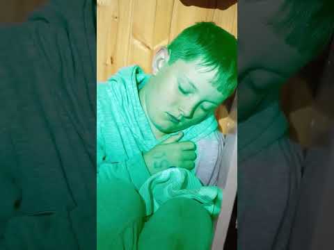 Týpek usnul při schovce?! 😅