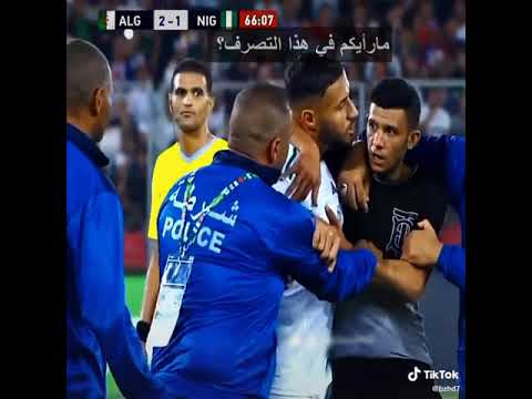 لحضة دخول المناصر الى ارضية ميدان مباراة الجزائر و نيجيريا