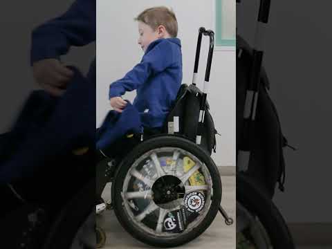 Assistenzhund hilft Jungen mit steifen Gelenken an Armen und Beinen (AMC)