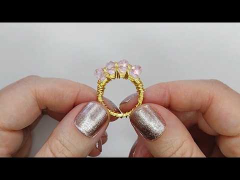 Anillo de alambre y cristales