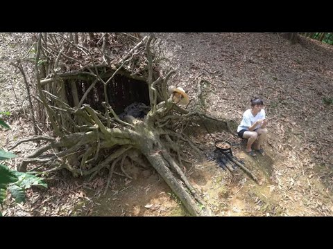 Camping in the forest despite the hot sun - Bushcraft wilderness survival shelter