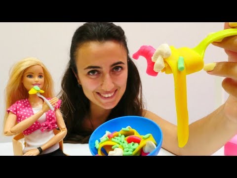 Barbie ile yemek yapma oyunları. Kukla videosu Barbie, Ken ve Chelsea ile.