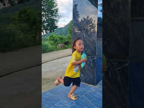 Ai mới là người nhìn thấy đầu tiên. #funny #comedy #cute