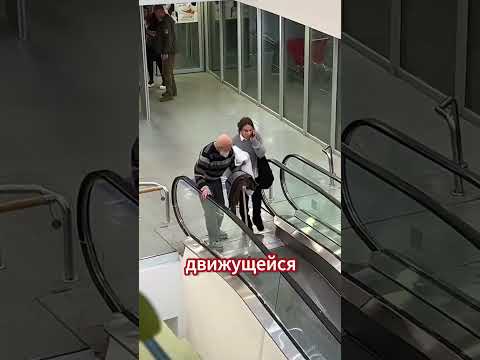 Беременная девушка помогла инвалиду 😥  #топ #помощь #добро