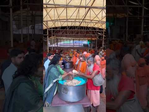 महाराज जी साधु संतों की अन्नक्षेत्र सेवा करते हुऐ # aniruddacharya ji maharaj #