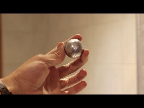 La pallina fatta con foglio di alluminio