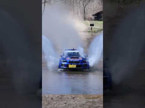 Warum drehen sich Rallye-Autos beim Kurvenfahren?