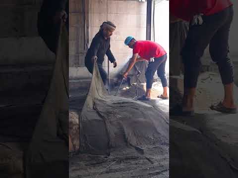 لحم وريش طري يُطهى تحت الأرض في التنور… طعم لا يُقاوم! 🔥🥩
