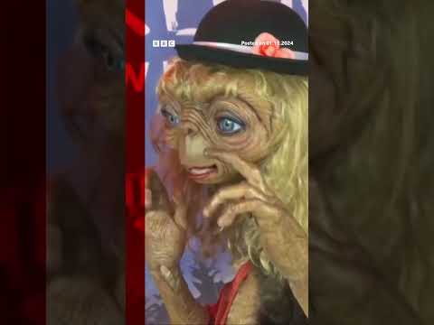 Heidi Klum stuns as E.T at her Halloween party. #Halloween #BBCNews