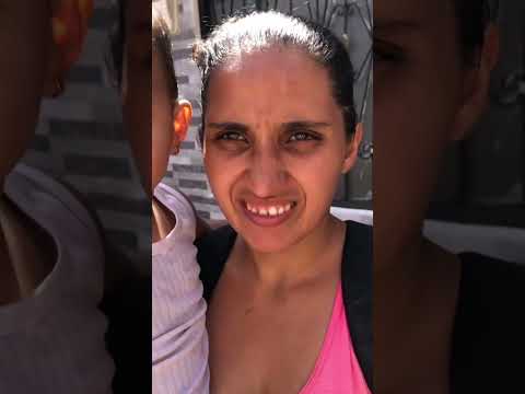 Dimos dinero a señora que acepto ayudarnos a preparar comida para todos no espero este momento