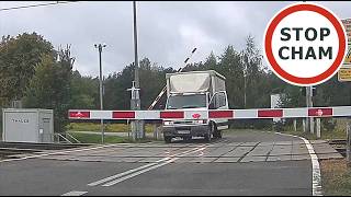 Stał na przejeździe kolejowym  z opuszczoną rogatką opartą na dachu #2329 Wasze Filmy