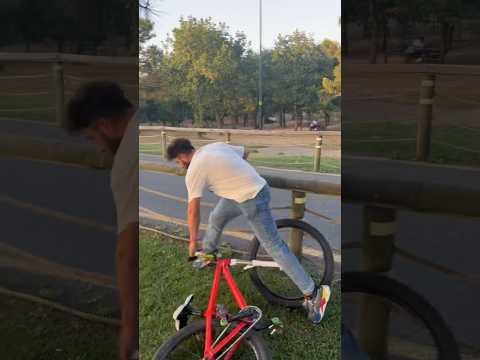 ACİL BİR HAREKET😱 #omerbike #automobile #viral #duke #shortvideo #bmx #youtubeshorts #youtube #mtb