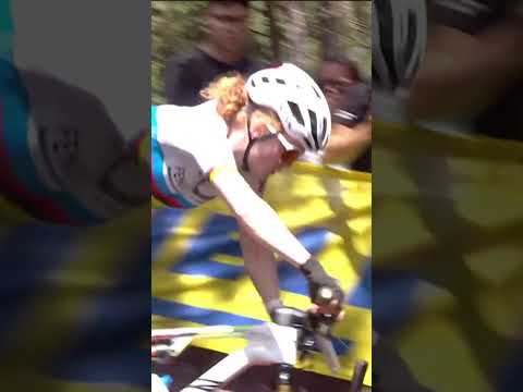 Puck Pieterse crashes in the rocks, drops from 1st to 7th and loses her bike computer too 😳