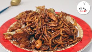 ခေါက်ဆွဲကြိုက်သူ တွေ ဒီလိုလေး ကြော်စားကြည်ပါ (ဟုတ်ကန့်ခေါက်ဆွဲကြော်) English-language descriptions