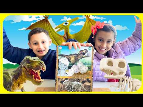 Bia e Henry Kids Encontram Dinossauros! 🦕 O Que Será Que Tem no Brinquedo Fóssil