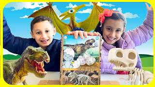 Bia e Henry Kids Encontram Dinossauros! 🦕 O Que Será Que Tem no Brinquedo Fóssil