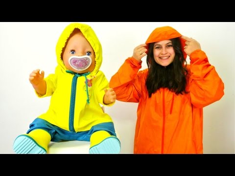 Ayşe Gül'e yağmurluk giydirip dışarı çıkıyor