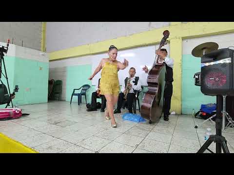Yajaira se desató bailando con el combo Variedad Tropical en el nuevo local con los bailarines.