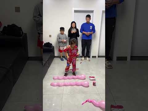 家庭版踩气球比赛，是谁一个都没踩破？ #funny #funnygame